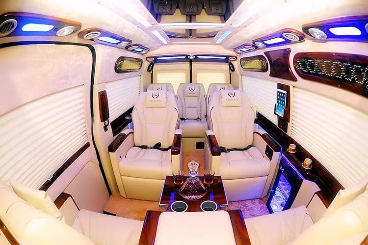 Ngoài ra, việc trang bị ghế ngồi rộng rãi được bọc da cao cấp và trượt, ngả dễ dàng cho hành khách thư giãn tối đa. Hoặc có thể làm việc, kiểm tra mail… bằng hệ thống wifi 3G trong suốt hành trình. Các thiết bị tiện ích được tối ưu bằng các nút bấm tiện lợi.