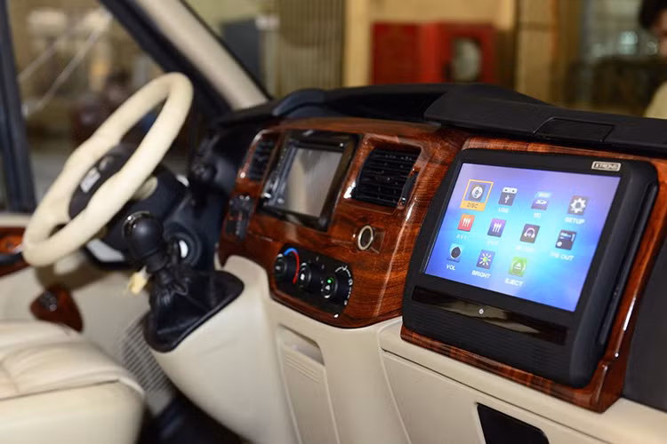 Đây có thể xem là bước chuyển lớn của ngành ôtô Việt Nam, bởi suốt nhiều năm qua chúng ta đã tốn hàng tỉ USD để nhập khẩu xe hơi hạng sang. Mẫu DCar President xuất sang Kuwait là phiên bản cao cấp nhất hiện nay được sản xuất dành riêng cho khách hàng đặc biệt.