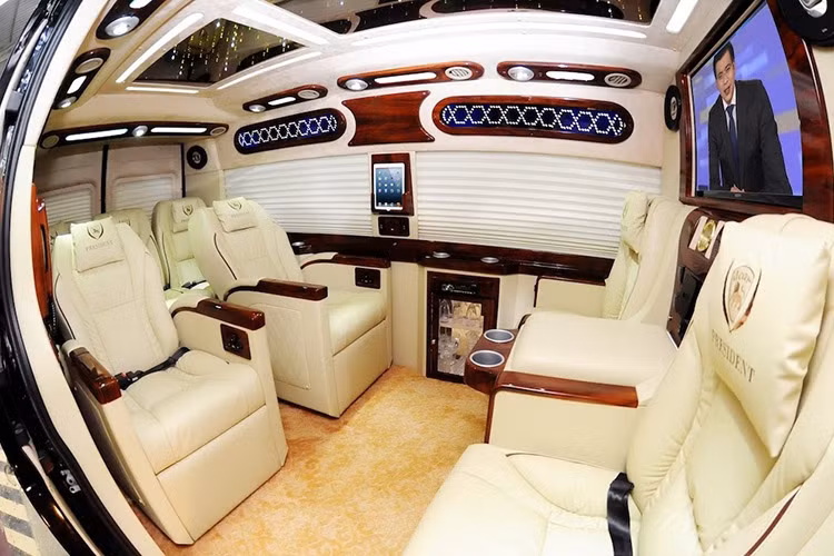 Được phát triển từ dòng xe ôtô Ford Transit 16 chỗ ngồi, nhưng xe khách DCar đã giảm số chỗ ngồi xuống chỉ còn 10 chỗ, trong đó khoang phía sau giảm từ 13 chỗ xuống còn 7 chỗ, nhằm tăng tiện ích cho hành khách ưa thích sự thoải mái và cao cấp.