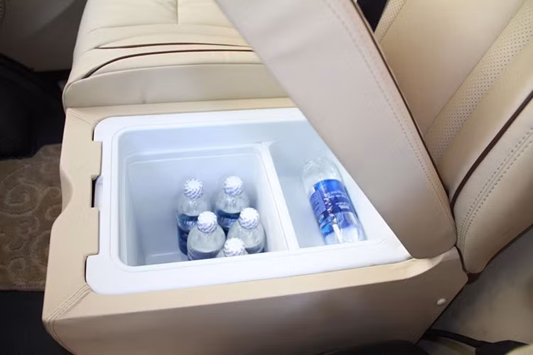 Không gian khoang hành khách riêng biệt, phân chia không gian với khoang tài xế bằng vách ngăn bọc da cao cấp. Hệ thống lạnh đã được đưa ra hai bên nên hành khách sẽ không còn cảm giác khó chịu khi hơi lạnh thổi trực tiếp vào đầu và mặt. Bên cạnh đó, nmhieeuf tiện ích cũng được trang bị "tận răng" cho khách hàng.