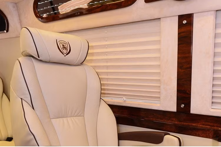 So với các phiên bản giới thiệu trước đây thì chiếc Transit DCar mới thực sự đã tạo ra sự khác biệt. Toàn bộ các chi tiết ốp gỗ đều được dùng vân óc chó - loại vân gỗ điển hình được dùng trên các dòng xe của Bentley, các chi tiết trên ghế da cũng được thuê tay tạo đẳng cấp.