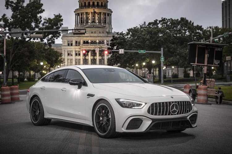 Cụ thể giá xe Mercedes-AMG GT 53 4-Door Coupe khởi điểm từ 99.000 USD (khoảng 2,29 tỷ đồng), chưa gồm phí giao hàng 995 USD (khoảng 2,3 triệu đồng). GT 53 là phiên bản giá tốt nhất của dòng AMG GT Coupe - cạnh tranh với Porsche Panamera Turbo và Audi RS7 Sportback.