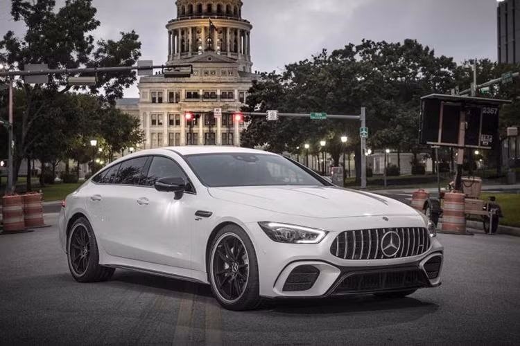 Cụ thể giá xe Mercedes-AMG GT 53 4-Door Coupe khởi điểm từ 99.000 USD (khoảng 2,29 tỷ đồng), chưa gồm phí giao hàng 995 USD (khoảng 2,3 triệu đồng). GT 53 là phiên bản giá tốt nhất của dòng AMG GT Coupe - cạnh tranh với Porsche Panamera Turbo và Audi RS7 Sportback.