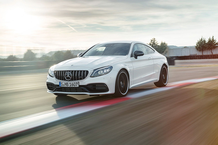 Bộ chế độ lái AMG DYNAMIC SELECT, hệ thống treo thể thao AMG Ride Control, bộ kẹp phanh trước 6 pít-tông sơn bạc, hệ thống âm thanh vòm Burmester, hệ thống định vị COMAND, ứng dụng AMG Track Pace COMAND và cánh gió phía sau có thể thu gọn hoặc nhô ra bằng điều khiển điện tử cũng được hãng xe sang Mercedes-Benz trang bị.