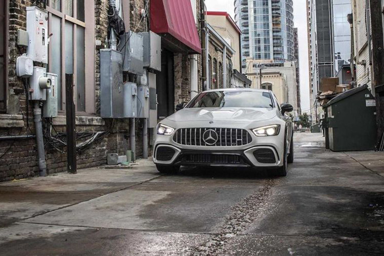 Ngoài ra, Mercedes-AMG GT 53 4-Door Coupe mới cũng có một phiên bản hybrid nhẹ, kết hợp giữa động cơ đốt trong và hệ thống EQ Boost của hoạt động như một bộ khởi động cho xe kiêm máy phát xoay chiều cho hệ thống điện 48V của xe.