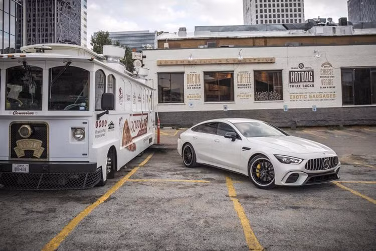 Đáng chú ý, bộ EQ Boost không hề có sẵn trên hai phiên bản cao cấp và mạnh mẽ hơn là GT 63 và GT 63 S. Chưa hết, AMG GT 53 còn có một tính năng độc quyền khác là máy nén điện phụ trợ Electric Auxiliary Compressor.