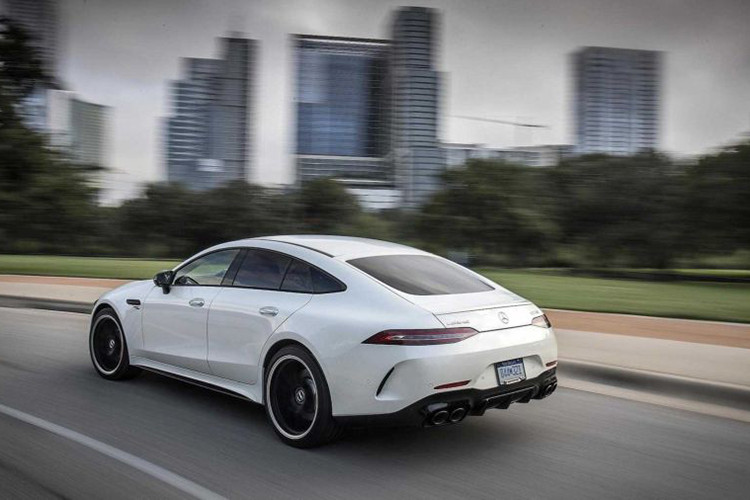 Các tính năng tiêu chuẩn ấn tượng khác của Mercedes-AMG GT 53 4-Door Coupe là hộp số tự động 9 cấp AMG SPEEDSHIFT TCT, hệ dẫn động 4 bánh toàn thời gian biến thiên hoàn toàn AMG Performance 4MATIC+. 