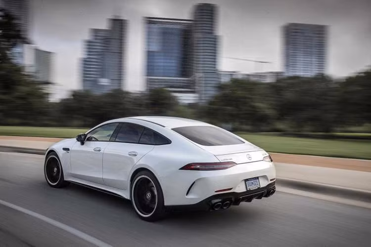 Các tính năng tiêu chuẩn ấn tượng khác của Mercedes-AMG GT 53 4-Door Coupe là hộp số tự động 9 cấp AMG SPEEDSHIFT TCT, hệ dẫn động 4 bánh toàn thời gian biến thiên hoàn toàn AMG Performance 4MATIC+. 