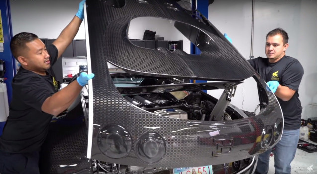 Sở dĩ tiền thay khoang nhiên nhiên Bugatti Veyron đắt như vậy là do thợ phải tháo gần như tất cả phía sau xe ra. Chi phí 42.000 USD (tương đương khoảng 978 triẹu đồng) được tính cho cả tiền công thợ.