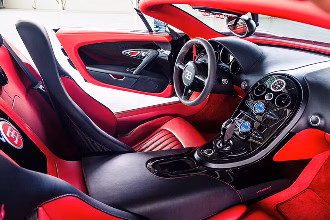 Chi phí vận hành siêu xe Bugatti Veyron cũng rất tốn kém. Nếu chạy xe ở 402 km/h, chỉ sau 15 phút chủ xe sẽ mất toi bộ lốp. Trong khi đó, bình xăng 100 lít sẽ nhanh chóng cạn kiệt sau 12 phút.