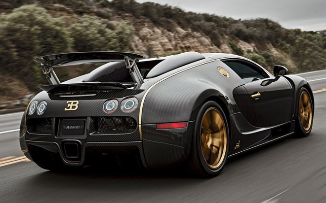 Bugatti Veyron nổi tiếng là siêu xe mất giá. Đã từng có một chiếc Bugatti Veyron mới chạy 3,2 km được rao bán 1,39 triệu USD. Có nghĩa chủ xe mất khoảng 600.000 USD cho chiếc xe chưa lăn bánh bao nhiêu.