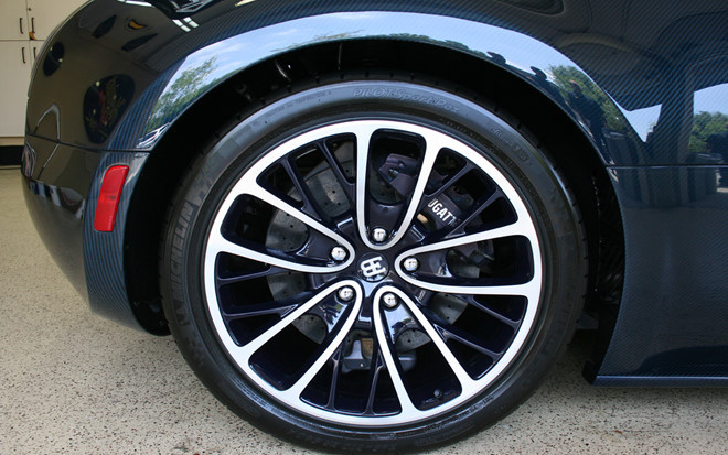 Bảo dưỡng Bugatti Veyron rất tốn kém. Tiền thay bộ lốp khoảng 12.000 USD, chi phí bảo dưỡng một năm khoảng 30.000 USD, chi phí vận hành khoảng 300.000 USD/năm, bằng đúng một chiếc McLaren 650S.