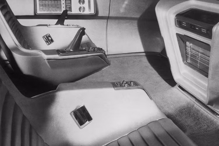 Firebird IV đời 1964 có kiểu dáng cực đẹp, mặc dù nó không có số lượng lớn cánh gió và vây cá như mẫu III, nó vẫn được truyền cảm hứng rõ rệt bởi thời đại máy bay phản lực. Đường gân quanh thân xe ngày càng trở nên rộng hơn về phía sau, đến mức nó tạo thành một bộ phận giống như cánh kéo dài ra ngoài tấm ốp mặt sau vài cm. Tương tự như vậy, các bánh xe phía trước cũng được che phủ một phần bởi các cánh kéo dài từ tấm ốp mặt trước cho tới tận cánh cửa.