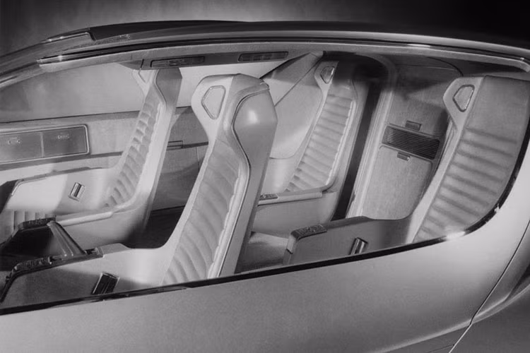 Hơn nữa, ý tưởng của GM hơi khác so với khái niệm tự hành ngày nay, vì Firebird IV yêu cầu một hệ thống "đường cao tốc điện". Nhà sản xuất xe Mỹ không có kế hoạch đưa nó vào sản xuất, và cũng không thực sự quan tâm đến việc phát triển xe tự lái vào thời điểm đó. Nó chỉ đơn giản là một mẫu concept khác lạ phù hợp với chủ đề Futurama, nhưng không vì vậy mà nó chỉ được thiết kế sơ sài.