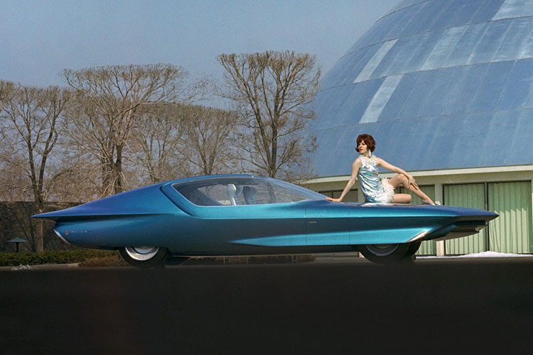 Chiếc Firebird III với thiết kế điên rồ đã xuất hiện vào năm 1959 với 7 chi tiết cánh gió và vây cá, phanh khí, và cần điều khiển thay vì vô lăng. Tua thêm 5 năm, Firebird IV đã được tạo ra cho một tương lai mà trong đó những chiếc xe có thể lái tự động thông qua "hệ thống dẫn đường được lập trình để đảm bảo an toàn tuyệt đối ở tốc độ di chuyển nhanh gấp đôi tốc độ có thể trên các tuyến đường cao tốc khi đó".