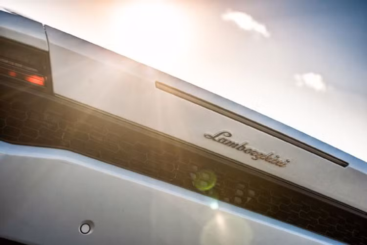 Đuôi xe với lưới tản nhiệt dạng tổ ong kéo dài ôm theo viền.