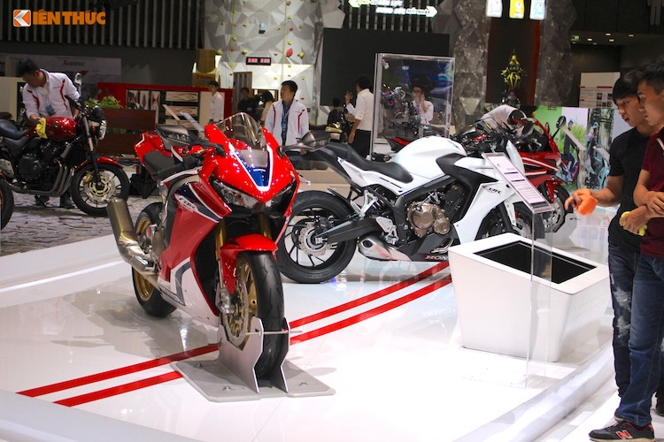 Ngay trong năm 2018 này, Honda Việt Nam rất có thể sẽ chính thức giới thiệu những mẫu xe môtô phân khối lớn Honda tại thị trường Việt Nam. Đây được xem là tin vui cho các tín đồ đam mê môtô thể thao bởi với loạt xe PKL chính hãng được bán ra, mức giá của dòng xe này cũng sẽ cạnh tranh hơn nhiều so với trước.