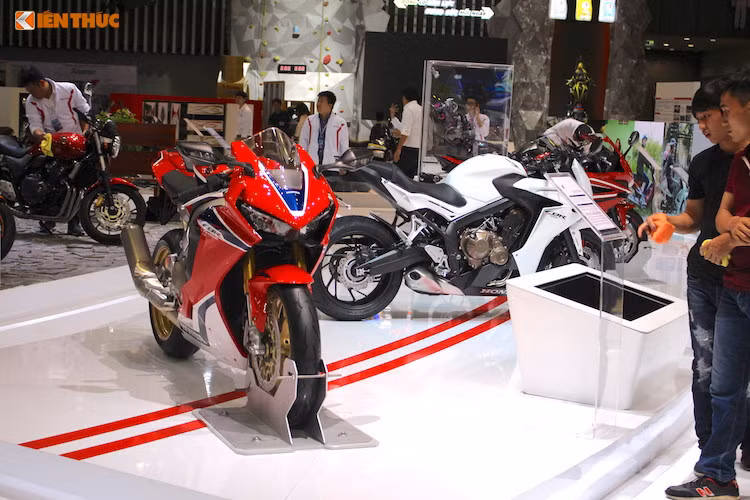 Ngay trong năm 2018 này, Honda Việt Nam rất có thể sẽ chính thức giới thiệu những mẫu xe môtô phân khối lớn Honda tại thị trường Việt Nam. Đây được xem là tin vui cho các tín đồ đam mê môtô thể thao bởi với loạt xe PKL chính hãng được bán ra, mức giá của dòng xe này cũng sẽ cạnh tranh hơn nhiều so với trước.