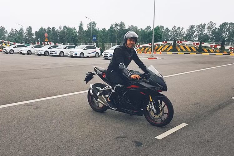 Mẫu xe môtô thể thao Honda CBR250RR phiên bản mới cũng vừa cập cảng cùng lô hàng với các dòng xe trên, nhưng theo một số nguồn tin không chính thức - mà rất có thể nó sẽ không được phân phối chính hãng mà chỉ ở dạng thăm dò thị trường trong thời gian tới.