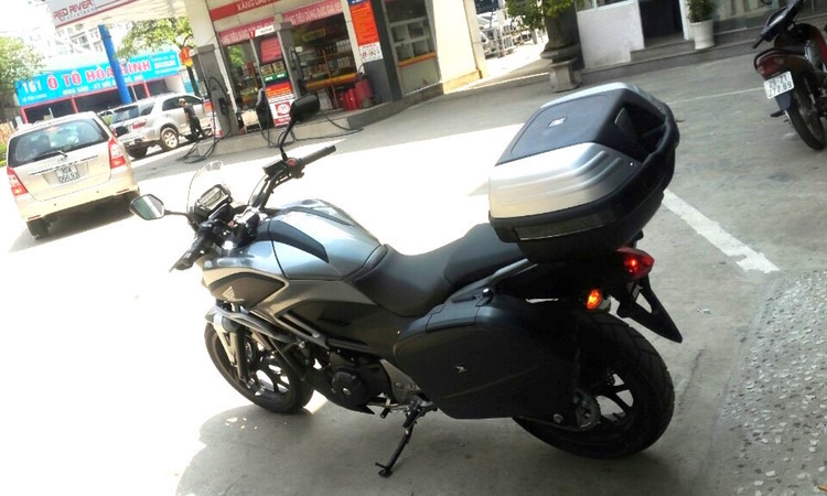 Phiên bản NC750X từng được nhập về Việt Nam thông qua các đại lý nhập khẩu tư nhân với mức giá hơn 500 triệu đồng, đã được trang bị "full option" với hệ thống chống bó cứng phanh ABS cùng nhiều trang bị phụ kiện đi kèm... Dự kiến khi được phân phối chính hãng, NC750X mới sẽ có giá "mềm" hơn.