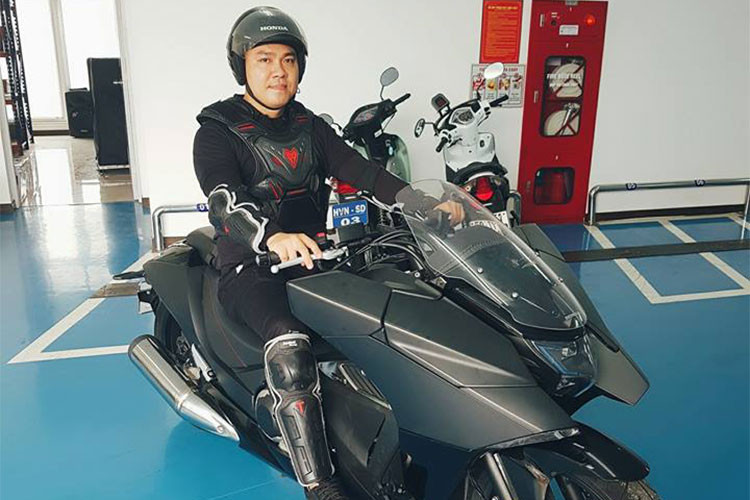 Trên thị trường hiện nay, Honda NM4 chủ yếu được cửa hàng nhập khẩu môtô Pkl tại Việt Nam đưa về theo đặt hàng trước do mẫu xe này khá kén người chơi. Được biết khi về đến Việt Nam xe được các đại lý tư nhân "thét giá" lên khoảng 24.000 USD (khoảng hơn 500 triệu đồng).