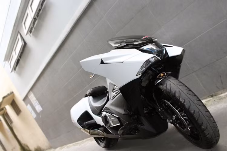 Được mệnh danh là “Phi thuyền mặt đất”, tại thị trường Mỹ, Honda NM4 sử dụng động cơ có dung tích 670 phân khối, trong khi phiên bản ở châu Âu có dung tích 750 phân khối. Phiên bản ở Việt Nam có thể sẽ được Honda tại Việt Nam giới thiệu chi tiết vào ngày 26/04/2018 tới đây.