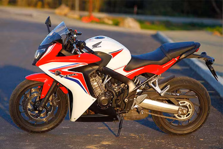 Honda CBR650F được trang bị khối động cơ 4 xi lanh inline DOHC, 16 van, có khả năng sản sinh công suất 85,8 mã lực mô-men xoắn cực đại 63 Nm, đi kèm hộp số 6 cấp. Tại thị trường Ấn Độ, mẫu xe này sở hữu mức giá khoảng 172 triệu đồng.