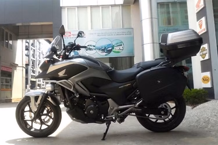 Là chiếc môtô PKL dành cho những chuyến đi dài, Honda NC750X được xem là một biến thể của NC750, kết hợp của dòng touring và sport. NC750X được trang bị động cơ 745 cc với công suất 55 mã lực và mô-men xoắn cực đại 68 Nm đi kèm hộp số 6 cấp. Theo công bố của nhà sản xuất, xe có mức tiêu thụ nhiên liệu khoảng 28,9 km/l.
