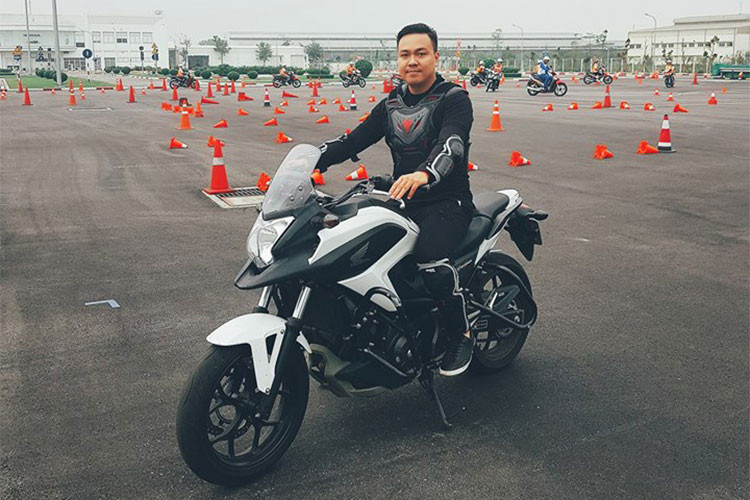 Honda NC750 sở hữu động cơ 4 thì, SOHC, xi-lanh đôi, dung tích 745cc, kết hợp hệ thống phun xăng điện tử và hộp số 6 cấp. Khối động cơ có thể sản sinh công suất 54,8 mã lực và mô-men xoắn cực đại 68 Nm. Tại Việt Nam, phiên bản Honda NC750 thường hiện có giá bán khoảng 550 triệu đồng từ các đại lý không chính hãng.