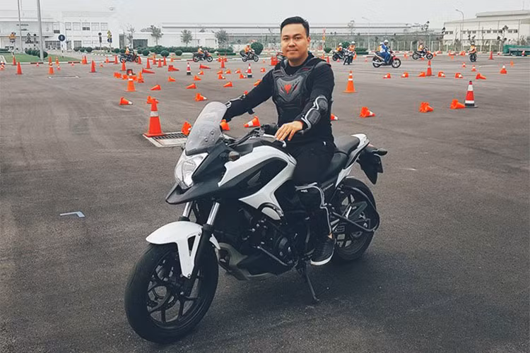 Honda NC750 sở hữu động cơ 4 thì, SOHC, xi-lanh đôi, dung tích 745cc, kết hợp hệ thống phun xăng điện tử và hộp số 6 cấp. Khối động cơ có thể sản sinh công suất 54,8 mã lực và mô-men xoắn cực đại 68 Nm. Tại Việt Nam, phiên bản Honda NC750 thường hiện có giá bán khoảng 550 triệu đồng từ các đại lý không chính hãng.