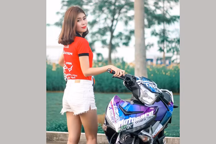 Yamaha Exciter 150 sở hữu khối động cơ 4 thì, xi-lanh đơn SOHC, 150 cm3, làm mát bằng dung dịch, cho công suất 15.4 mã tại 8.500 vòng/phút và mô-men xoắn cực đại 13.8Nm tại 7.000 vòng/phút, đi kèm hộp số 5 cấp. Hiện mức giá bán đề xuất cho mẫu xe này của hãng xe Yamaha tại thị trường Việt Nam khoảng 46 triệu đồng.