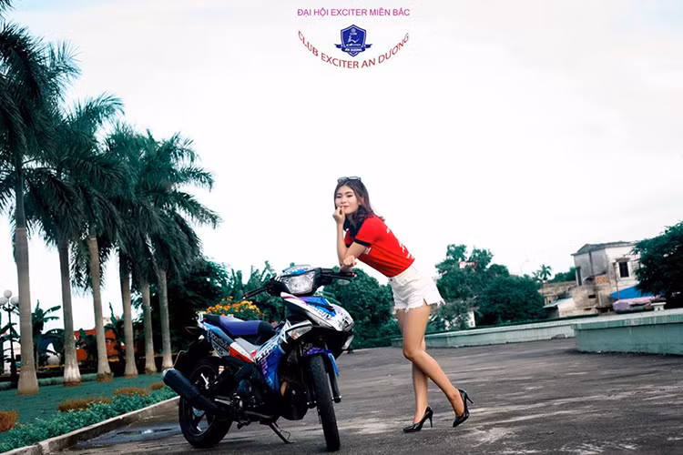 Phần đuôi với cụm đèn hậu dạng LED dạng chữ V lớn, đi kèm là cặp đèn xi-nhan tách rời về hai bên nằm đối xứng tạo sự thống nhất với cặp đèn xi-nhan trước. Ống xả cáo vắt ngược lên trên, được trang bị thêm miếng chắn làm bằng nhựa giúp cho người sư dụng không bị bỏng do ống-pô gây ra.