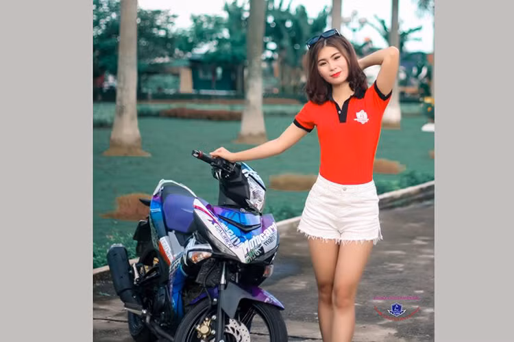 Xe vẫn giữ nét thiết kế cụm đồng hồ như trên bản tiêu chuẩn, tay lái rộng tạo cảm giác thoải mái cho người sử dụng. Bánh trước của xe có kích thước 70/90-17M/C 38P, bánh sau là 120/70-17M/C 58P, dùng lốp không săm. Hệ thống phanh trước và sau đều là loại đĩa thủy lực, giảm sóc trước dạng ống lồng, trong khi giảm sóc sau là lò xo trục đơn.