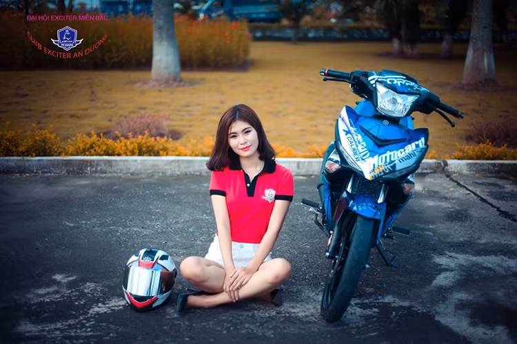 Xuất hiện cùng cô nàng xinh ngất ngây và cá tính, chiếc "xế nổ" Exciter của Club Exciter An Dương trở nên nhẹ nhàng và cuốn hút hơn rất nhiều.