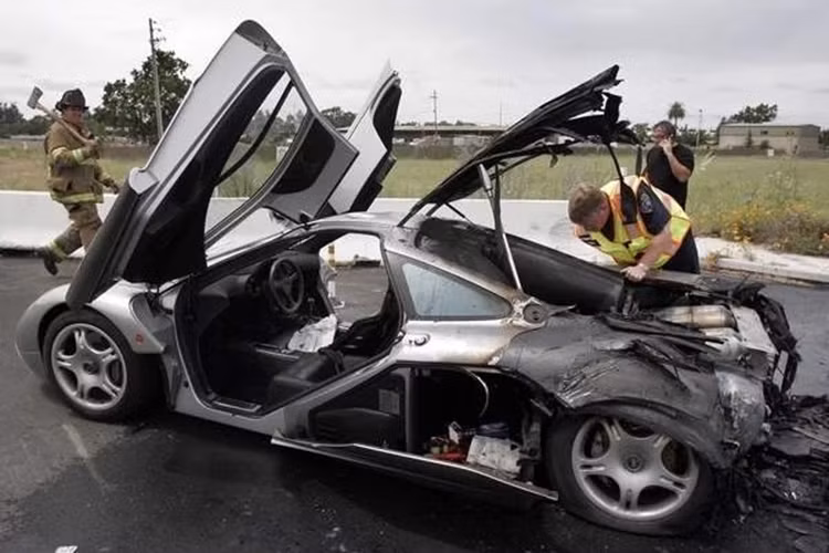 Và như nhiều người nói, tiền có thể mua được siêu xe đắt đỏ nhất nhưng chưa chắc mua được kỹ năng cầm lái, và Elon Musk đã gặp tai nạn với chiếc siêu xe McLaren F1, thậm chí, vụ việc này còn suýt khiến chàng thanh niên lúc đó bước sang tuổi 29 gặp nguy hiểm tính mạng.