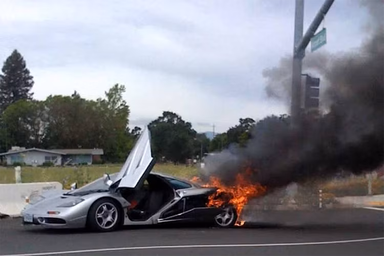 McLaren F1 của Elon Musk chỉ được sản xuất giới hạn 106 chiếc trên toàn thế giới. Tại thời điểm đó, đây là 1 trong 7 chiếc F1 được nhập khẩu vào Mỹ. Chiếc siêu xe McLaren F1 này khi đó mang màu bạc, có số khung #67, và không ai nghĩ, sẽ có lúc chàng thanh niên phải bán tháo chiếc xe McLaren F1 này vì tai nạn suýt làm mình mất mạng.