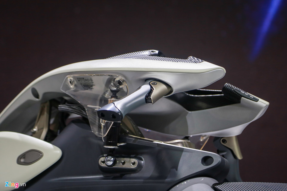 Giám xóc của mẫu xe môtô điện Yamaha đặt dưới gắp sau.