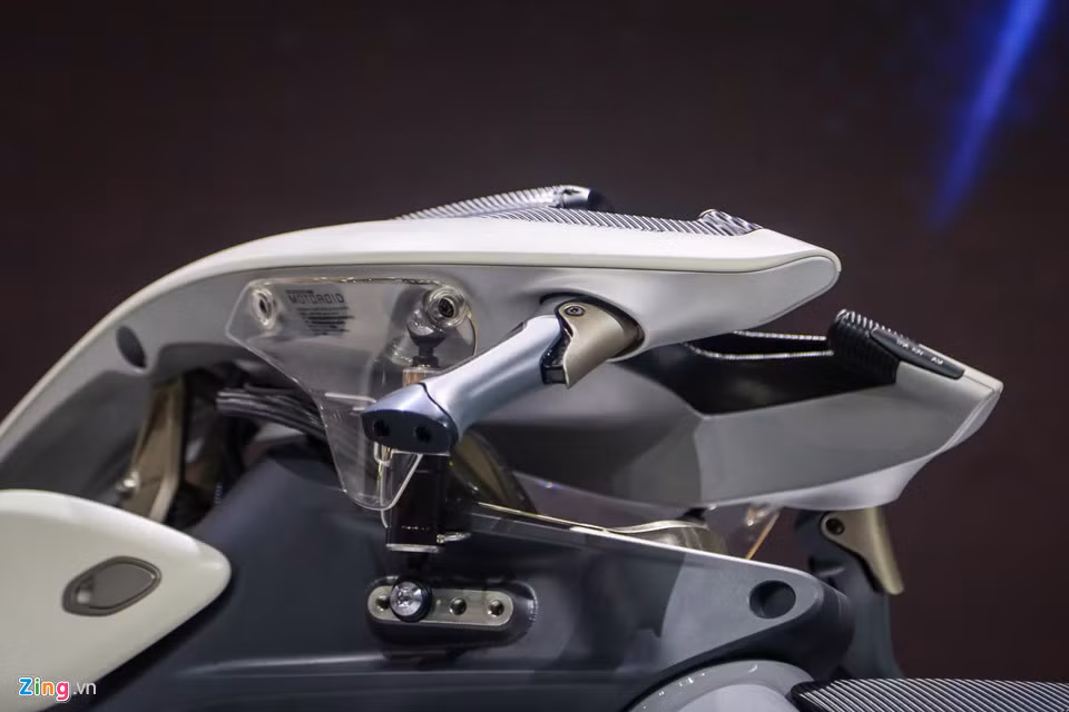 Giám xóc của mẫu xe môtô điện Yamaha đặt dưới gắp sau.