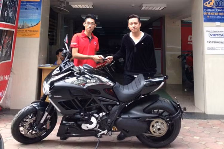 Không chỉ mê những chiếc xe sang 4 bánh, Tuấn Hưng còn chi ra 720 triệu đồng để có sự phục vụ của chiếc xe môtô phân khối lớn Ducati Diavel Cromo chính hãng. Điểm nhấn của mẫu xe này so với bản tiêu chuẩn chính là phần ốp bình xăng được mạ chrome sáng bóng.