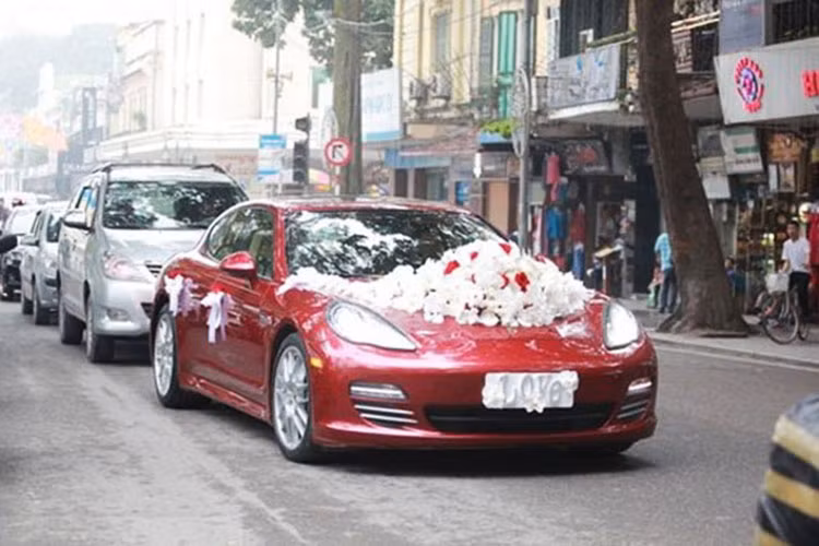 Vào tháng 4/2014, nam ca sĩ Tuấn Hưng đã bất ngờ tổ chức buổi rước dâu và đám cưới hoành tráng bằng những chiếc xe sang đắt tiền như Range Rover Evoque, xe siêu sang Rolls-Royce Phantom hay cầm lái chiếc sedan Porsche Panamera màu đỏ làm xe rước dâu.