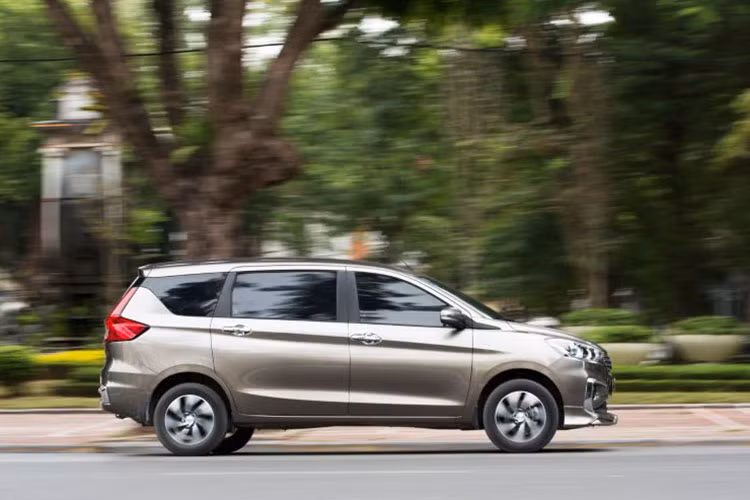 So với các đối thủ khác, Suzuki Ertiga được đánh giá khá tốt khi có mức giá hấp dẫn hơn các đối thủ khác, hiệu năng vận hành và các trang bị có phần tương đương. Tuy nhiên hiệu ứng truyền thông chưa đủ lớn khiến cho doanh số của mẫu MPV này chưa thật sự nổi bật. 