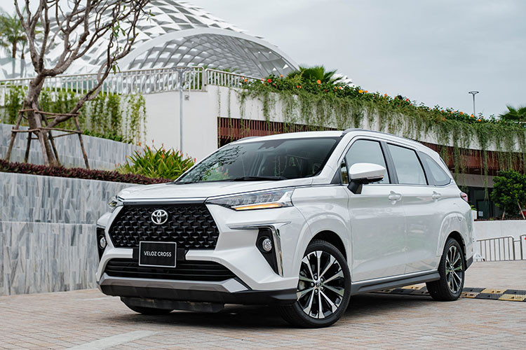 Tháng 7, doanh số Toyota Veloz Cross đạt 1.395 xe bán ra, tăng hơn 200 xe so với tháng trước. Tổng doanh số từ khi ra mắt vào hồi tháng 3 đến nay, doanh số mẫu xe này đạt 5.574 xe bán ra thị trường. Hiện Veloz Cross vẫn đang được nhập khẩu nguyên chiếc từ Indonesia về Việt Nam do đó nguồn cung còn chưa được ổn định, hay bị gián đoạn.