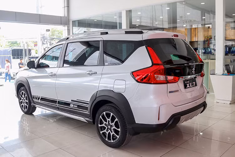 Tuy nhiên, thực tế người dùng có thể mua Suzuki XL7 với giá thấp hơn tùy chính sách tại các đại lý. Mặc dù là xe nhập khẩu nhưng hãng vẫn có những ưu đãi riêng có giá trị tương đương nhằm giữ vững sức tiêu thụ trước cái đối thủ khác.