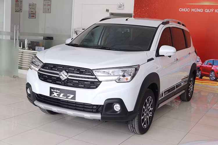 Trong tháng 7/2022, doanh số Suzuki XL7 giảm gần 200 xe so với tháng trước đạt 581 xe bán ra tại Việt Nam. Suzuki XL7 hiện có giá 599 đến 639 triệu đồng và cho 3 phiên bản bán ra.