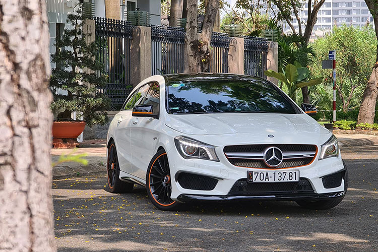 Để tiếp nối thành công của A45 AMG, CLA 45 AMG và GLA 45 AMG, Mercedes-Benz đã tung ra CLA 45 AMG Shooting Brake, mẫu xe "nhỏ nhưng có võ" thứ tư của hãng. Xe được xây dựng trên khung sườn cũng như máy móc của chiếc sedan thể thao CLA 45 AMG, tuy nhiên phần đuôi được làm kiểu hatchback nhằm tăng thêm không gian chứa đồ và tăng tính tiện dụng.