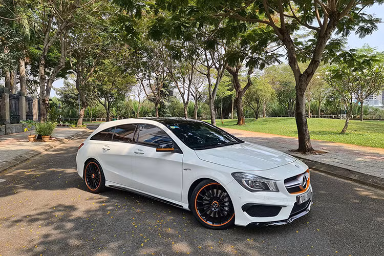 Sau khoảng 5 năm sử dụng, giá xe Mercedes-Benz CLA 45 AMG Shooting Brake trong bài viết này được chào bán với mức giá 1,7 tỷ đồng, Mức giá này được xem là ngang với mẫu xe Mercedes-Benz C200, đây có thể là một lựa chọn dành cho những người đam mê sự độc lạ cũng như sức mạnh 360 mã lực từ khối động cơ của AMG.