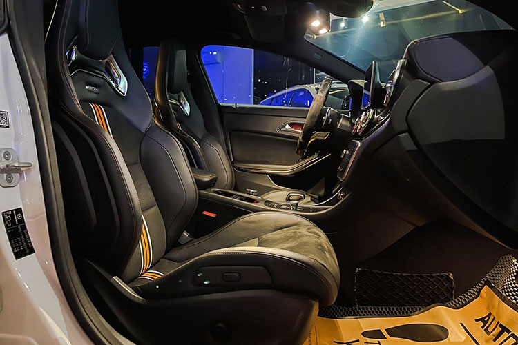 Nhờ thiết kế rộng rãi hơn, cốp sau rộng hơn 125 lít so với bản sedan và khi gập hàng ghế sau lại, dung tích khoang chứa đồ đạt 1.345 lít, tương đương với một chiếc SUV cỡ trung. Hàng ghế sau cũng được nới rộng thêm 40mm giúp không gian phía sau thoáng đãng hơn hẳn. Hành khách ngồi bên trong chắc chắn sẽ không cảm thấy chật chội như các mẫu xe thể thao khác.