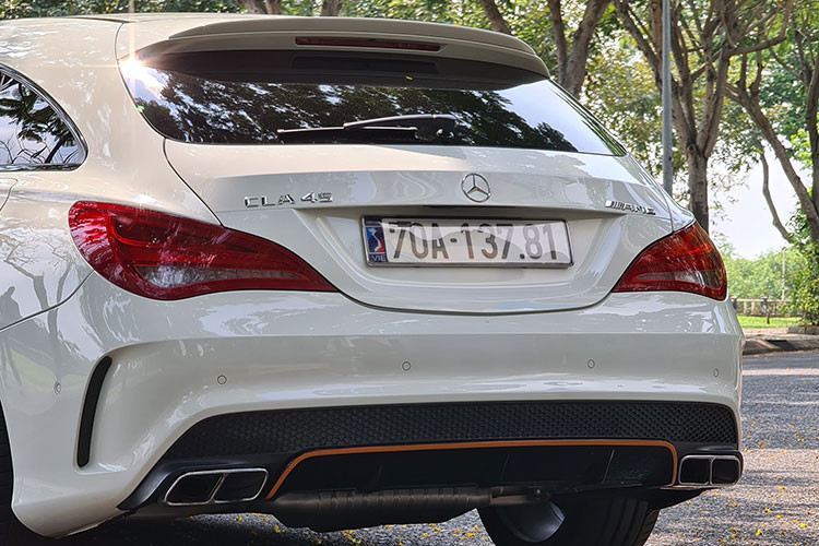 Điểm nhấn khác biệt của CLA 45 AMG Shooting Brake OrangeArt Edition so với phiên bản tiêu chuẩn nằm ở những đường chỉ màu cam nổi bật trên lưới tản nhiệt trước, đèn pha Bi-xenon, vỏ gương chiếu hậu, bộ khuếch tán sau và la-zăng màu đen mờ đa chấu.