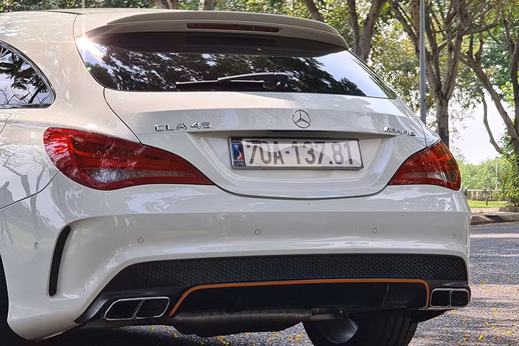 Điểm nhấn khác biệt của CLA 45 AMG Shooting Brake OrangeArt Edition so với phiên bản tiêu chuẩn nằm ở những đường chỉ màu cam nổi bật trên lưới tản nhiệt trước, đèn pha Bi-xenon, vỏ gương chiếu hậu, bộ khuếch tán sau và la-zăng màu đen mờ đa chấu.