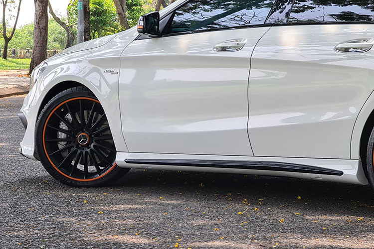 Phần đuôi của chiếc Mercedes-Benz CLA 45 AMG OrangeArt Edition chính là điểm nổi bật của thiết kế Shooting Brake. Nhờ việc kéo dài đuôi xe khiến cho dung tích khoang chứa đồ lên tới 495 lít, rộng hơn 25 lít so với các phiên bản CLA thông thường. Cản sau thể thao, tích hợp bộ khuếch tán và ống xả kép hiệu năng cao AMG.